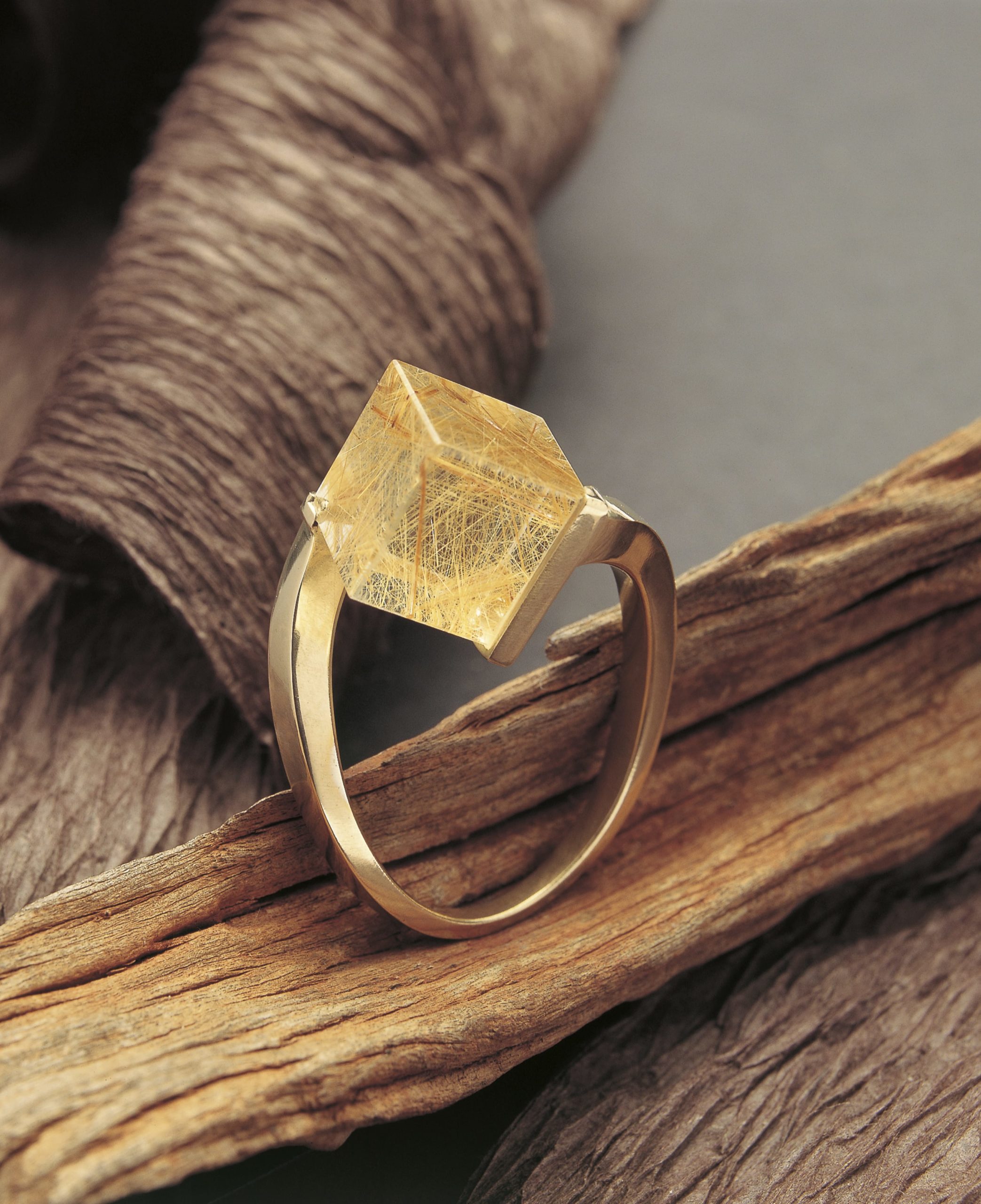 Bague Cube Quartz Inclusions Rutile Jaune Or Jaune Bague Cube Quartz Inclusions Rutile Jaune Or Jaune